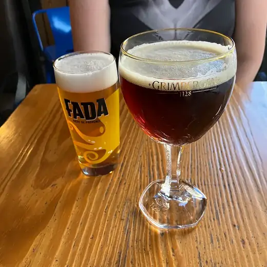 Une Fada, bière de Provence, et une Grimbergen au comptoir