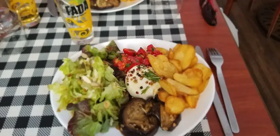 Burrata, aubergines grillées et tomates cerises