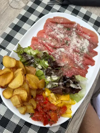 Carpaccio de bœuf, salade et pommes de terre rissolées