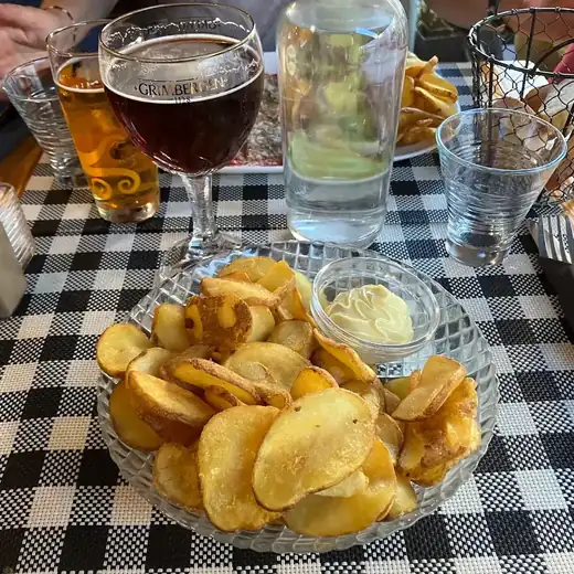 Les chips maison de L'Hélice servies avec un aïoli
