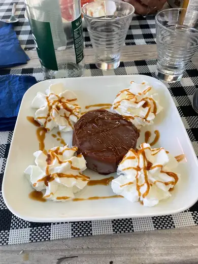Fondant au chocolat, caramel au beurre salé et chantilly