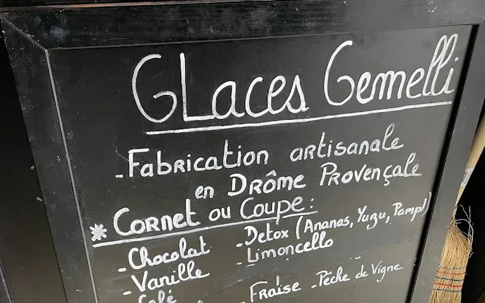 L'ardoise des glaces artisanales Gemelli devant L'Hélice