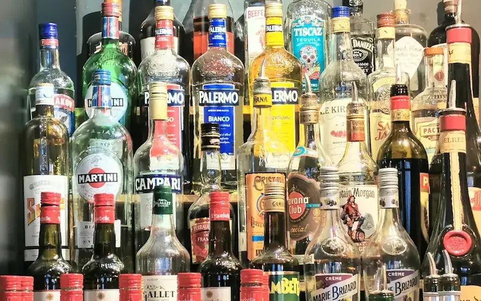 Les bouteilles et les sirops Eyguebelle derrière le bar de L'Hélice