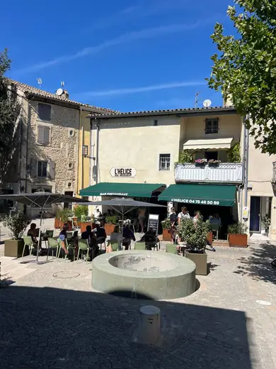 La place du Jeu de Ballon, sa fontaine et la terrasse de L'Hélice en été