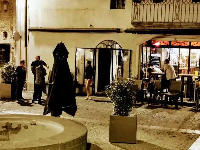 La terrasse de L'Hélice le soir, près de la fontaine de Grignan