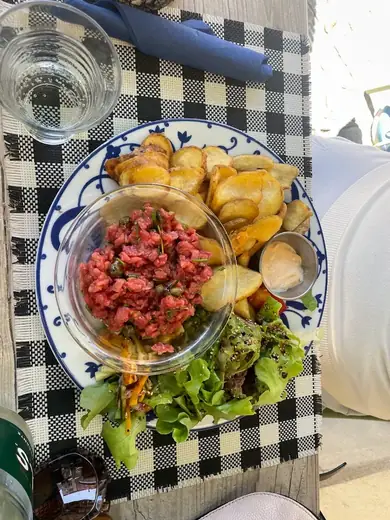 Tartare de bœuf coupé au couteau et pommes de terre maison
