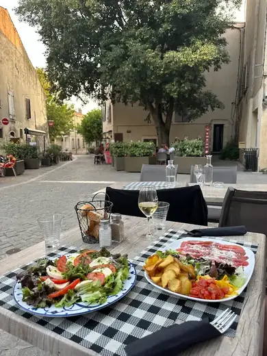 Deux assiettes en terrasse au coucher du soleil à Grignan